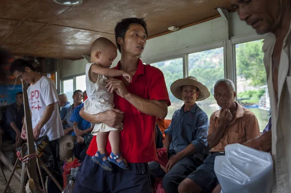 2012年8月2日 在中国阳朔附近的漓江上乘船旅行的人们 — 图库照片
