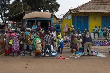 Bissau, Gine Cumhuriyeti - 28 Ocak 2018: şehir Bissau, Gine Bissau, Batı Afrika Bandim piyasada insanlarla sahnede sokak