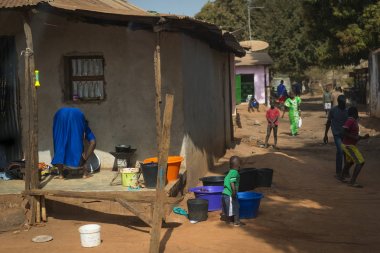 Bissau, Gine Cumhuriyeti - 29 Ocak 2018: Batı Afrika insanlar şehir Bissau, Gine Bissau içinde bir gecekondu bir sokakta