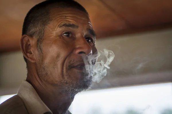 Yangshuo China Agosto 2012 Retrato Chino Fumando Cigarrillo Bote Río — Foto de Stock