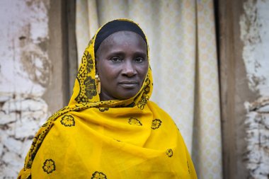 Bissau, Gine Cumhuriyeti - 29 Ocak 2018: şehir Bissau, Gine Bissau, Batı Afrika, mahallede bir hijab giyen bir Afrikalı kadın portresi