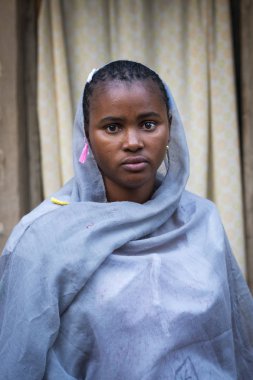 Bissau, Gine Cumhuriyeti - 29 Ocak 2018: şehir Bissau, Gine Bissau, Batı Afrika, mahallede bir hijab giyen bir Afrikalı genç bayan portresi