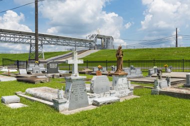 Taft, Louisiana - 20 Haziran 2014: Taft, Louisiana, arka planda bir boru hattı ile kutsal tespih mezarlıkta bir bakış. Mezarlık Taft, sokakta sözde' kanser Amerika Birleşik Devletleri'nin en kirli bölgelerden biri olan' yer alır.