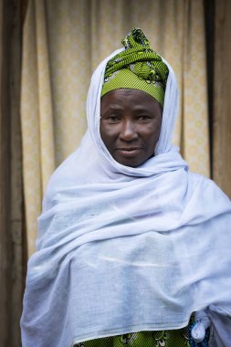 Bissau, Gine Cumhuriyeti - 29 Ocak 2018: şehir Bissau, Gine Bissau, Batı Afrika, mahallede bir hijab giyen bir Afrikalı genç bayan portresi