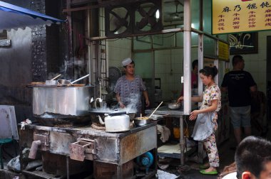 Xian, Çin - 5 Ağustos 2012: Çin, Asya Xian şehir Müslüman Mahallesinin bir sokakta bir gıda durak