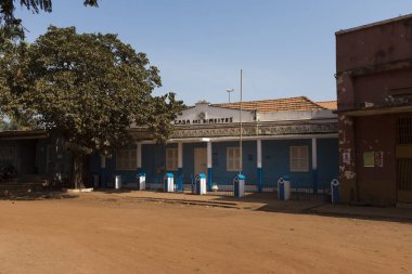 Bissau, Gine Cumhuriyeti - 30 Ocak 2018: Casa dos Direitos Bissau Velho içinde cephe görünümü. Eski bir Portekiz sömürgesi ve dünyanın en yoksul ülkelerinden Gine Bissau biridir.