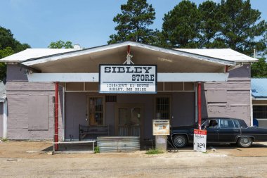 Sibley, Mississippi - 21 Haziran 2014: Bir eski benzin istasyonu ve mağaza Sibley, Mississippi, ABD tarafından geçen eski model bir araba ile.