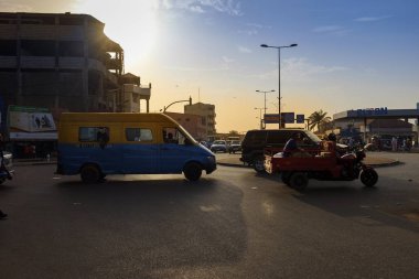 Bissau, Gine Cumhuriyeti - 30 Ocak 2018: şehir Bissau Bandim Market, Gine Bissau, Batı Afrika yakınındaki bir dolambaçlı bir otobüs (toca-toca) ile sahnede sokak