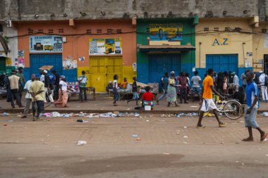 Bissau, Gine Cumhuriyeti - 28 Ocak 2018: şehir Bissau, Gine Bissau, Batı Afrika Bandim piyasada insanlarla sahnede sokak
