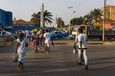 Bissau, Gine Cumhuriyeti - 30 Ocak 2018: Bissau şehir insanlar umurumda değil, Gine Bissau, Batı Afrika Bandim Market yakınındaki bir yol geçiş ile sahnede sokak
