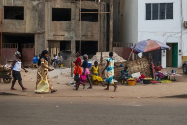 Bissau, Gine Cumhuriyeti - 28 Ocak 2018: meyve, Gine Bissau, Batı Afrika satan bir kaldırım ve sokak satıcıları yürüyüş insanlarla Bissau şehir sokak sahne