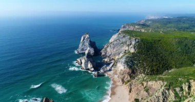 Bir dron Sintra, Portekiz'de güzel büyük ayı Beach (Praia da büyük ayı) üzerinden havadan görünümü