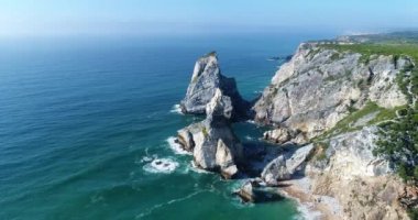 Bir dron Sintra, Portekiz'de güzel büyük ayı Beach (Praia da büyük ayı) üzerinden havadan görünümü