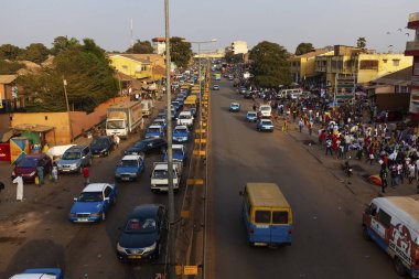 Bissau, Gine Cumhuriyeti - 30 Ocak 2018: rush hour sırasında Bissau şehir sokak sahne araba bir cadde ve insanlara Bandim piyasada, Gine Bissau, Batı Afrika ile