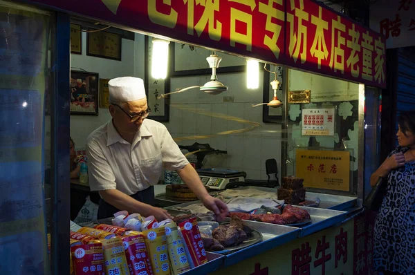 Xian Cina Agosto 2012 Uomo Che Vende Foof Una Bancarella — Foto Stock