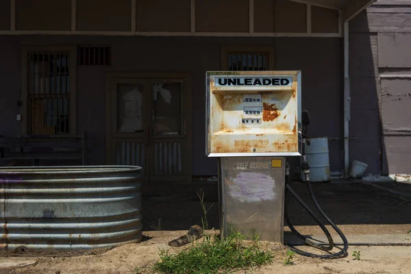 Bomba Combustível Velha Enferrujada Posto Gasolina Abandonado Nos Eua Conceito — Fotografia de Stock