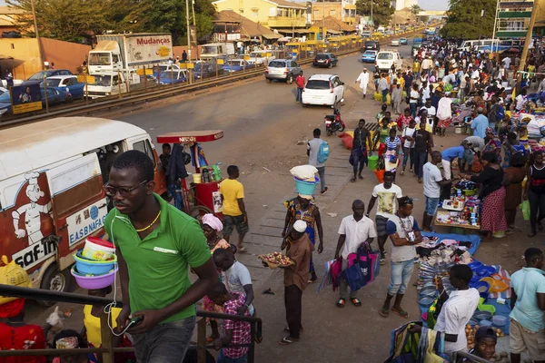 ビサウ ギニアビサウ共和国 2018 西アフリカ ギニア ビサウの Bandim 市場での人々 とギニアビサウの都市の通りの様子 — ストック写真