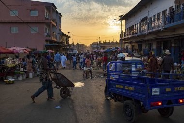 Bissau, Gine Cumhuriyeti - 30 Ocak 2018: şehir Bissau, Gine Bissau, Batı Afrika Bandim piyasada insanlarla sahnede sokak