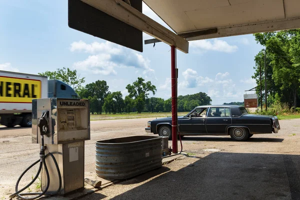 Sibley Mississippi June 2014 Vintage Car Parkerd Old Gas Station Royalty Free Stock Photos