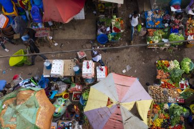 Bissau, Gine Cumhuriyeti - 30 Ocak 2018: meyve ve sebze Bandim pazarında, Bissau, Gine-Bissa şehir satan satıcıları
