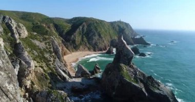 Bir dron Sintra, Portekiz, arka planda Roca Cape (Cabo da Roca) ile güzel büyük ayı Beach (Praia da büyük ayı) üzerinden havadan görünümü.