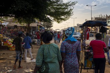 Bissau, Gine Cumhuriyeti - 30 Ocak 2018: şehir Bissau, Gine Bissau, Batı Afrika Bandim piyasada insanlarla sahnede sokak