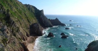 Hava ifşa görünümünden bir dron Sintra, Portekiz, arka planda Roca Cape (Cabo da Roca) ile güzel büyük ayı Beach (Praia da büyük ayı).