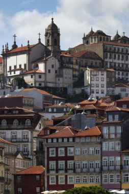 Portekiz 'in Porto şehrindeki Ribeira semtindeki renkli binaların manzarası.