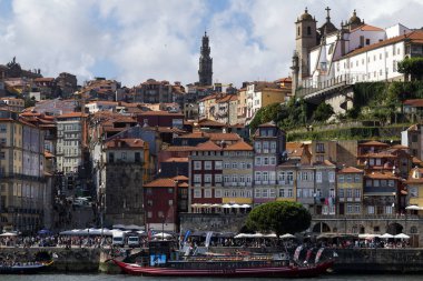 Porto, Portekiz - 26 Temmuz 2019: Portekiz 'deki Douro Nehri ve Ribeira Mahallesi' ndeki geleneksel haham tekneleriyle Porto şehrinin manzarası.