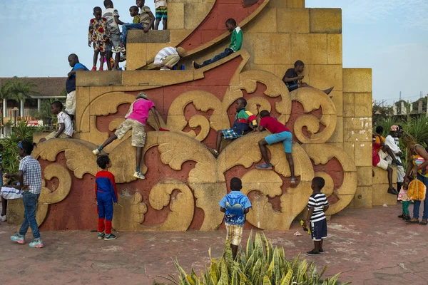 Bissau, Gine-Bissau Cumhuriyeti - 10 Şubat 2018: Batı Afrika 'nın Gine-Bissau kentindeki Herois Nacionais Adaları' ndaki bir heykelde oynayan çocuklar