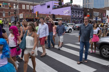 Nashville, Tennessee, Usa - 26 Haziran 2014: Broadway, Tennessee 'de insanların olduğu Nashville' de sokak sahnesi.