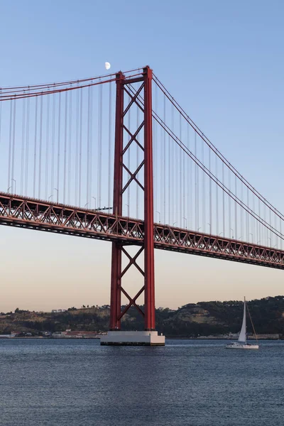 Парусник Реке Тагус Проходящий Мосту Апреля Ponte Abril Городе Лиссабон — стоковое фото