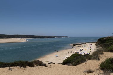 Vila Nova de Mil Fontes, Portekiz - 19 Temmuz 2019: Alentejo, Portekiz 'deki Vila Nova de Mil Fontes plajındaki insanlar.