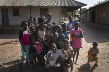 Gabu, Gine-Bissau Cumhuriyeti - 11 Şubat 2018: Batı Afrika 'nın Gine-Bissau kentindeki Gabu şehrinin varoşlarında bir grup çocuk.