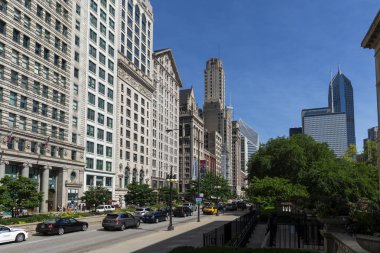 Chicago, Illinois, Usa - 1 Temmuz 2014: Chicago şehir merkezi manzarası, caddelerde ve binalarda arabalar.