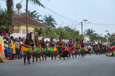 Bissau, Gine-Bissau Cumhuriyeti - 12 Şubat 2018: Bisssau şehrinde düzenlenen Karnaval kutlamaları sırasında dans eden bir grup genç kız.