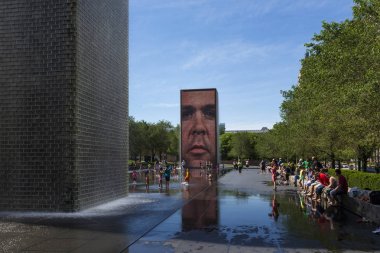 Chicago, Illinois, Usa - 1 Temmuz 2014: Chicago şehrindeki Millennium Park 'taki Crown Fountain' da insanlar ferahlatıcı.