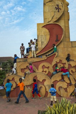 Bissau, Gine-Bissau Cumhuriyeti - 10 Şubat 2018: Batı Afrika 'nın Gine-Bissau kentindeki Herois Nacionais Adaları' ndaki bir heykelde oynayan çocuklar