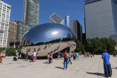 Chicago, Illinois, Usa - 1 Temmuz 2014: Chicago şehrindeki Millennium Park 'taki Cloud Gate heykelini ziyaret eden insanlar.