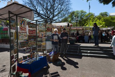 Buenos Aires, Arjantin - 6 Ekim 2013: Arjantin 'in Buenos Aires kentindeki San Telmo mahallesindeki bir sokak marketinde insanlarla sokak sahnesi.