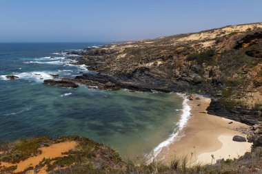 Almograve yakınlarında, Alentejo, Portekiz 'de Vicentine Sahili' nde gözlerden uzak küçük bir sahil..