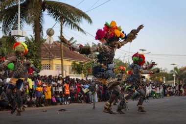 Bissau, Gine-Bissau Cumhuriyeti-12 Şubat 2018: Bisssau kentinde karnaval kutlamaları sırasında performans gösteren genç erkekler grubu.