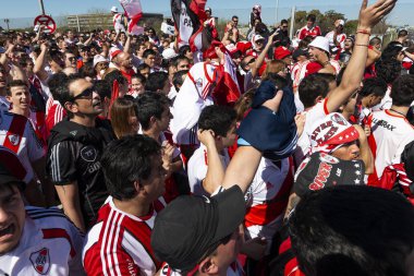 Buenos Aires, Arjantin - 6 Ekim 2013: River Plate taraftarları Estadio Monumental Antonio Vespucio Liberti 'ye katılmak için Arjantin' in Buenos Aires kentinde bir futbol maçı için bekliyorlar..