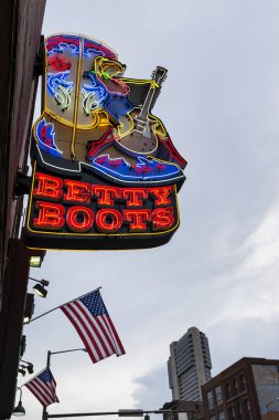 Nashville, Tennessee, Usa - 28 Haziran 2014: Nashville 'de sokak sahnesi neon ışıklı ve Amerikan bayraklı.