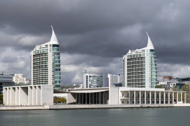 Lizbon, Portekiz - 13 Ekim 2019: Portekiz 'deki Milletler Parkındaki Lizbon şehrinin ufuk çizgisi (Parque das Nacoes)