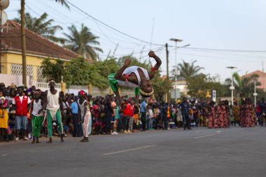 Bissau, Gine-Bissau Cumhuriyeti - 12 Şubat 2018: Bisssau kentindeki Karnaval kutlamaları sırasında sahne alan genç çocuk.