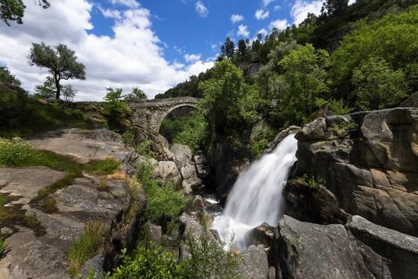 Utsikt Över Mizarelabron Med Ett Vattenfall Vid Peneda Geres Nationalpark — Stockfoto