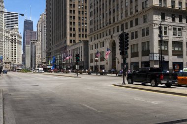 Chicago, Illinois, Usa - 2 Temmuz 2014: Chicago şehir merkezi manzarası, caddelerde ve binalarda insanlar.