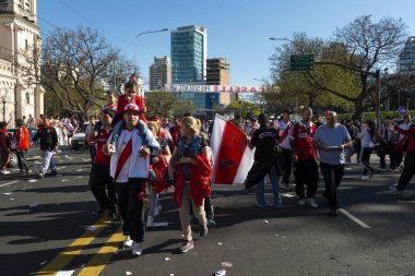 Buenos Aires, Arjantin - 6 Ekim 2013: River Plate taraftarları Arjantin 'in Buenos Aires kentinde oynanan futbol maçı için Estadio Monumental Antonio Vespucio Liberti' ye geldiler.