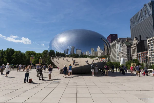 일리노이주 시카고 2014 시카고의 밀레니엄 공원에 클라우드 게이트 조각을 방문하는 — 스톡 사진